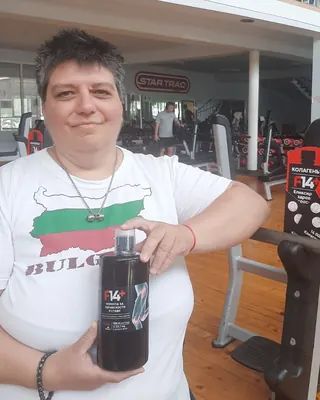 Здравка Йорданова с бутилка F14+ във фитнес зала